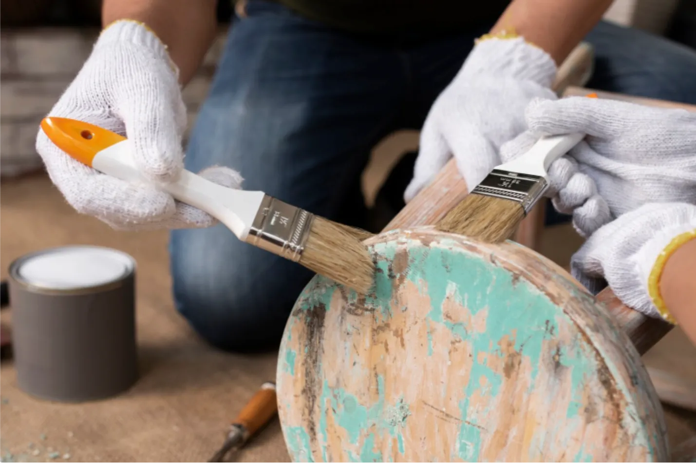 Talleres de restauración de muebles Valencia realizando tratamiento artesanal sobre una silla antigua
